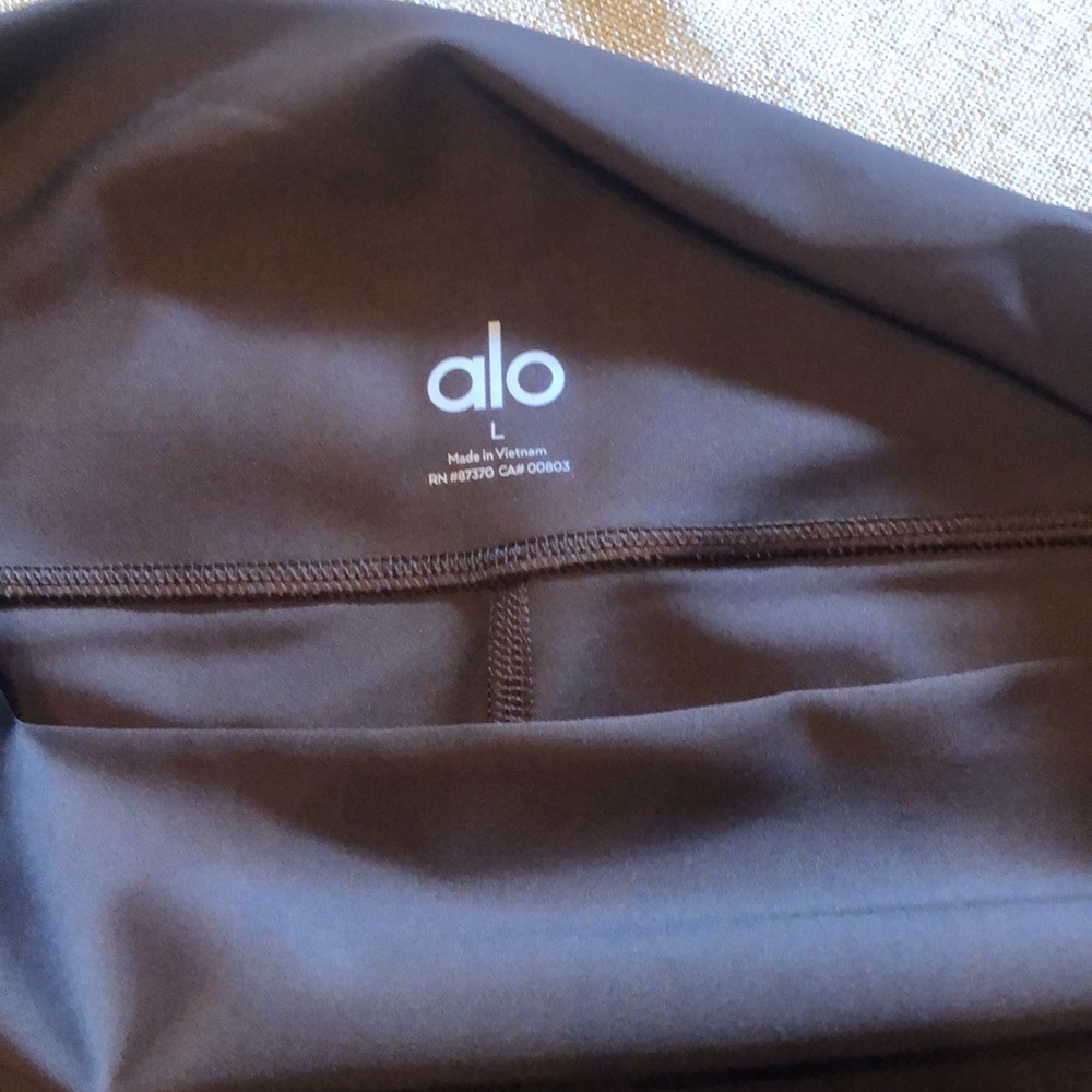 Alo leggings never worn no tags thought they would fit to long regular lenght